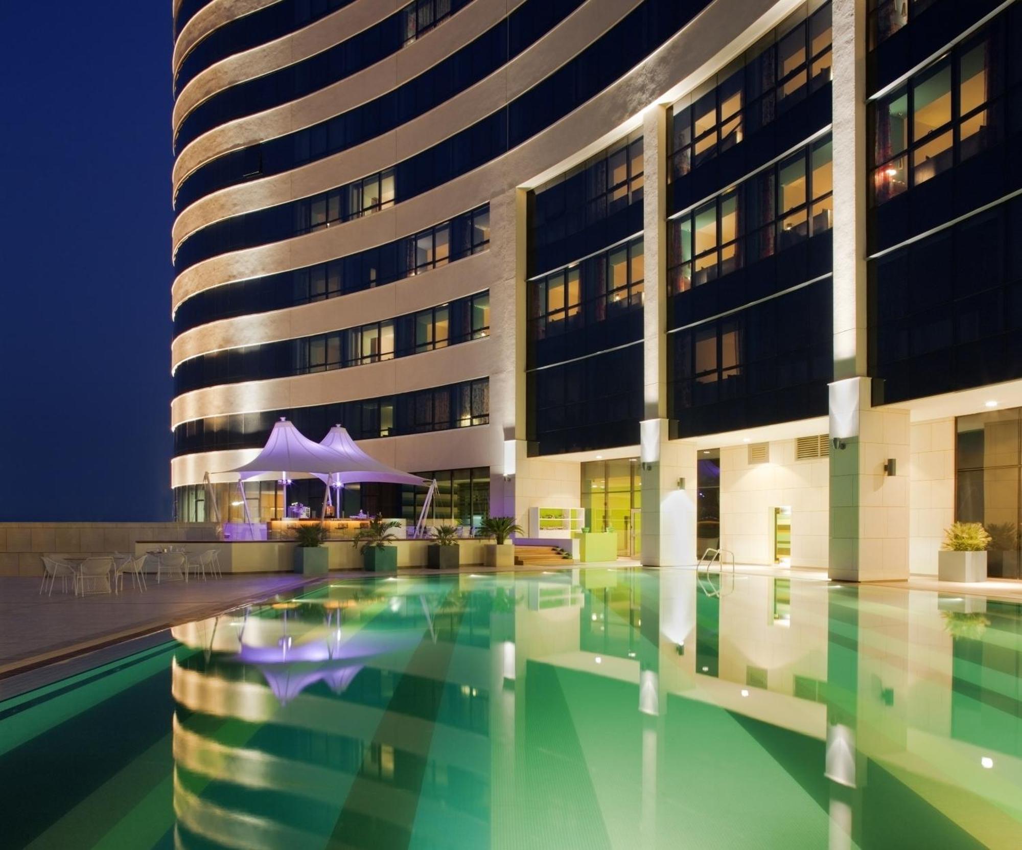 Symphony Style Hotel Kuwait Salmiya Exterior foto The swimming pool at the hotel